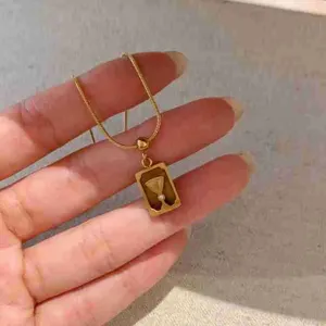 Gros plan détaillé du magnifique collier pendentif calice tarot en acier inoxydable.