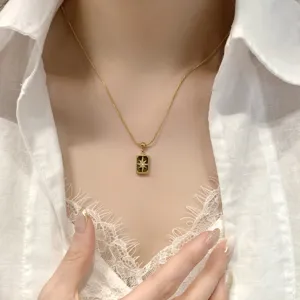 Gros plan sur les détails d'un collier pendentif en pierre naturelle carrée, bijou élégant.