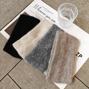 Gros plan détaillé de banderoles en tricot douillet aux couleurs variées avec texture côtelée.
