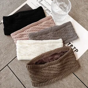 Primo piano di fasce invernali in maglia accogliente con fodera in pile morbido.
