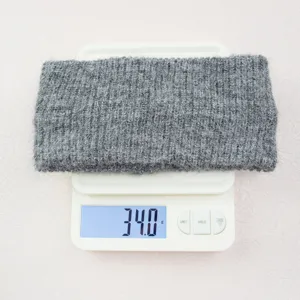 Vue détaillée du bandeau tricoté gris, accessoire de cheveux d'hiver côtelé, laine légère.
