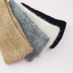 Gros plan de banderaux en tricot côtelé doux aux couleurs variées, texture confortable.