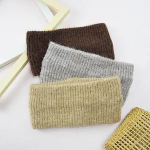 Vue détaillée du bandeau large en tricot avec texture côtelée douce dans trois belles couleurs.