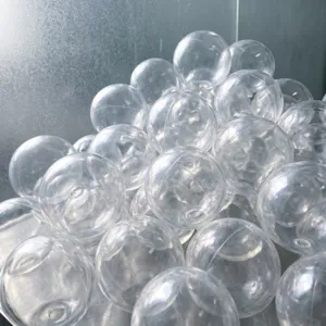 Primer plano detallado de bolas vacías transparentes para juguetes, carcasas de plástico.