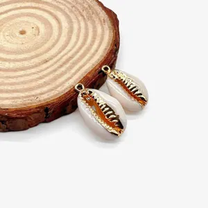 Vue detaillee de pendentifs en coquillage naturel avec bordure doree pour bijoux DIY.