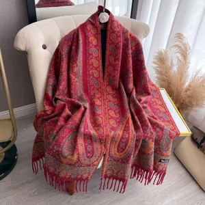 Scialle e sciarpa lunga con frange jacquard paisley in stile etnico, design morbido.