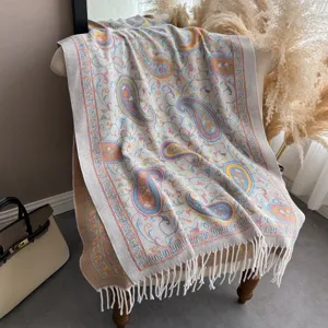 Scialle con frange jacquard paisley boho da donna, elegante design drappeggiato per la primavera.