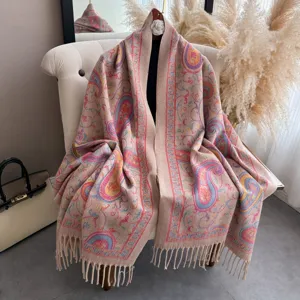 Elegante sciarpa con stampa cachemire e frange classiche, morbida e di stile per donne.