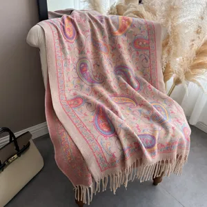 Vista dettagliata di uno splendido scialle etnico in jacquard paisley con frange.