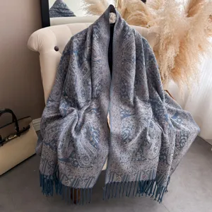 Primo piano dettagliato della sciarpa con frange in jacquard cachemire blu in un ambiente.