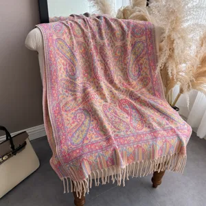 Dettaglio sciarpa con frange jacquard paisley, stile etnico colorato scatto lifestyle.