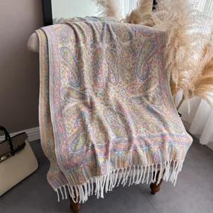 Vista dettagliata della sciarpa con frange jacquard paisley boho, elegante drappeggio.