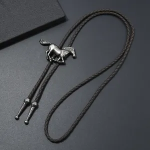Dettaglio cravatta bolo western, ciondolo cavallo argento antico con corda in pelle intrecciata.
