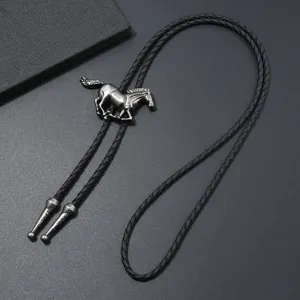 Cravatta bolo western con ciondolo a cavallo argento vintage e cordino in pelle nera.