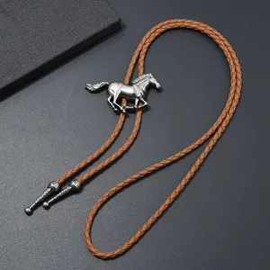 Cravatta bolo western vintage con ciondolo cavallo in metallo e corda in pelle intrecciata marrone.