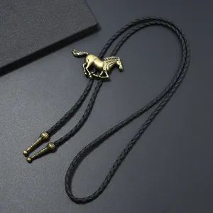 Dettaglio cravatta bolo stile cowboy western vintage con ciondolo cavallo e corda in pelle.