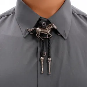 Primo piano dettagliato di cravatta bolo cavallo vintage con cordino in pelle e pendente metallo.