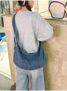 Casual denim shoulder bag for women, large capacity slouchy hobo bag with pleated design daily.