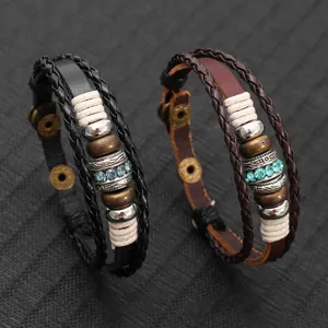 Vue détaillée du bracelet en cuir tressé style punk avec perles de cristal étincelantes.