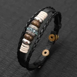 Gros plan du bracelet en cuir tressé multicouche style punk avec cristaux et perles.