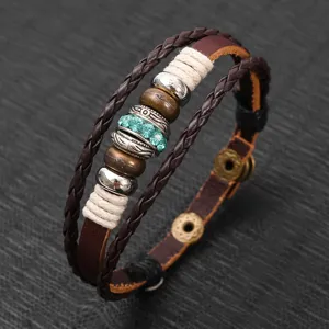 Gros plan détaillé d'un bracelet en cuir tressé multicouche avec strass et perles.