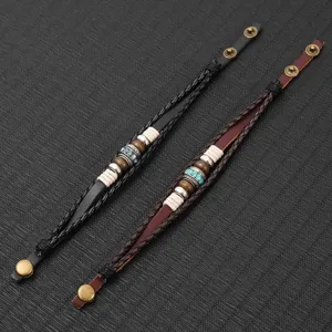 Vue détaillée de bracelets en cuir tressé vintage punk avec perles en bois et cristaux.
