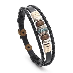 Bracelet en cuir tressé multicouche avec perles de cristal et anneaux métalliques, style punk.