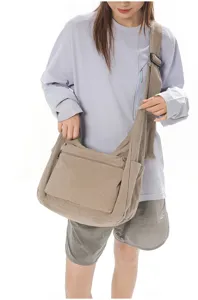 Gynaikeia tsanta omou apo kamva vintage casual me polla tsekes praktiki.