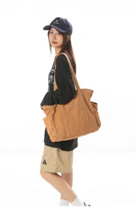 Λεπτομερής εικόνα της vintage τσάντας tote από καμβά με ανθεκτικά λουριά ώμου.