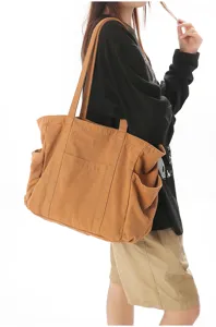 Λεπτομερής παρουσίαση casual τσάντας tote από καμβά, καφέ ώμου με πολλές πρακτικές τσέπες.