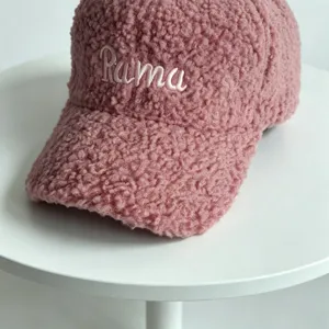 Ροζ καπέλο μπέιζμπολ από fleece με κέντημα Rama, λεπτομέρεια ζεστό χειμωνιάτικο καπέλο.