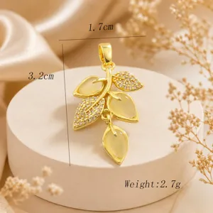 Dettaglio pendente foglia in zircone micro-pavé di rame squisito, elegante accessorio gioiello.