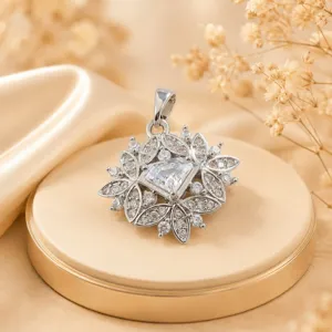 Dettaglio pendente foglia in zircone micro-incastonato in rame con pietra scintillante.