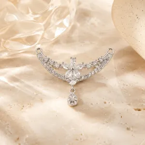 Détail de pendentif double en cuivre et zircons micro-sertis pour colliers et bracelets.