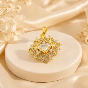 Primo piano dettagliato del ciondolo di diamante quadrato con foglia in zircone micro-pavé.