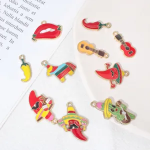 Vista detallada de los dijes de aleación esmaltada con tema de carnaval mexicano para joyas.