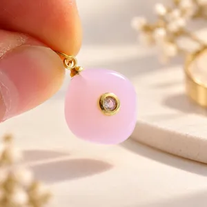 Roze edelsteen snoep hanger detail close up charmante sieraden accessoire voor knutselen