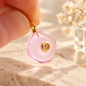 Prachtige roze snoepkristal hanger met gouden zetting, perfect voor DIY kettingen en armbanden.