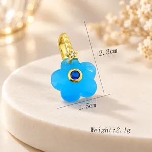 Colgante de flor de cinco pétalos bañado en oro con circonita azul mini accesorio de collar.