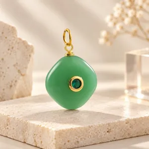 Close-up detail van groene snoep hanger met gouden oog en edelsteen voor sieraden maken.