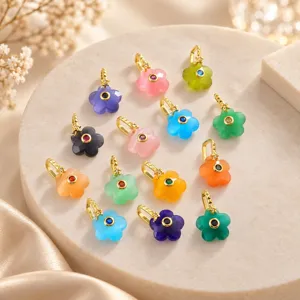 Colgantes de flores de cinco pétalos coloridos, anilla dorada con pequeños cristales brillantes.
