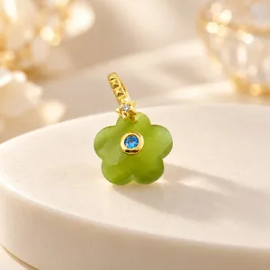 Primer plano del colgante de flor verde de cinco pétalos con circón azul para collar.