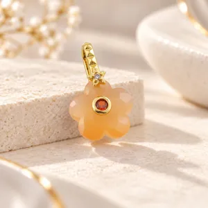 Primer plano detallado de un mini colgante de flor de cinco pétalos con circón para joyas.