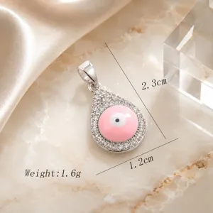 Detailansicht des rosa böser Blick Tropfenanhängers mit glitzernden Zirkonia Steinen.