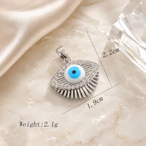 Nahaufnahme des exquisiten Evil Eye Anhängers mit Zirkonia-Mikrofassung und Maßangaben.