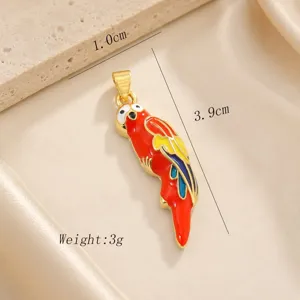 Détail du pendentif perroquet exquis avec émail plaqué or, dimensions 3,9 cm et poids 3 g.
