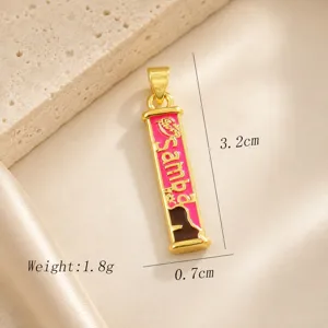 Pendentif émaillé plaqué or vue de détail, gros plan de bijoux en métal délicat.