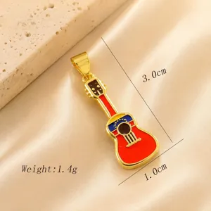 Vue détaillée du pendentif guitare en émail plaqué or, affichant des dimensions raffinées.