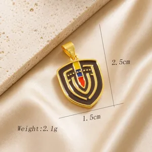 Pendentif bouclier en émail plaqué or vue détaillée, accessoire de bijoux compact et exquis.