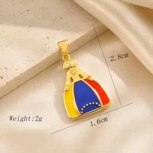 Vue détaillée du pendentif Menina émaillé plaqué or montrant des couleurs vives et un beau travail.